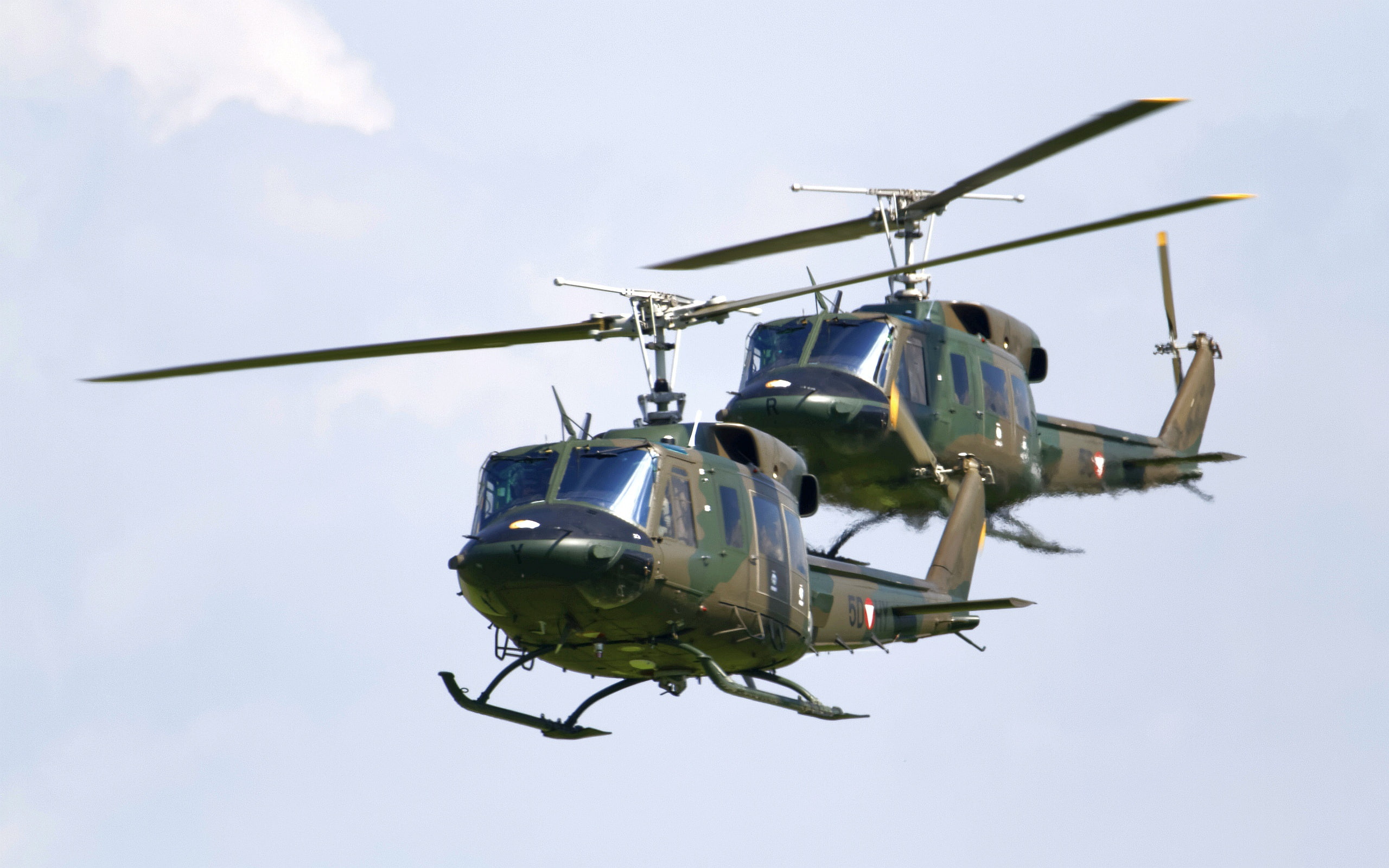 Rotary-wing aircraft in formation